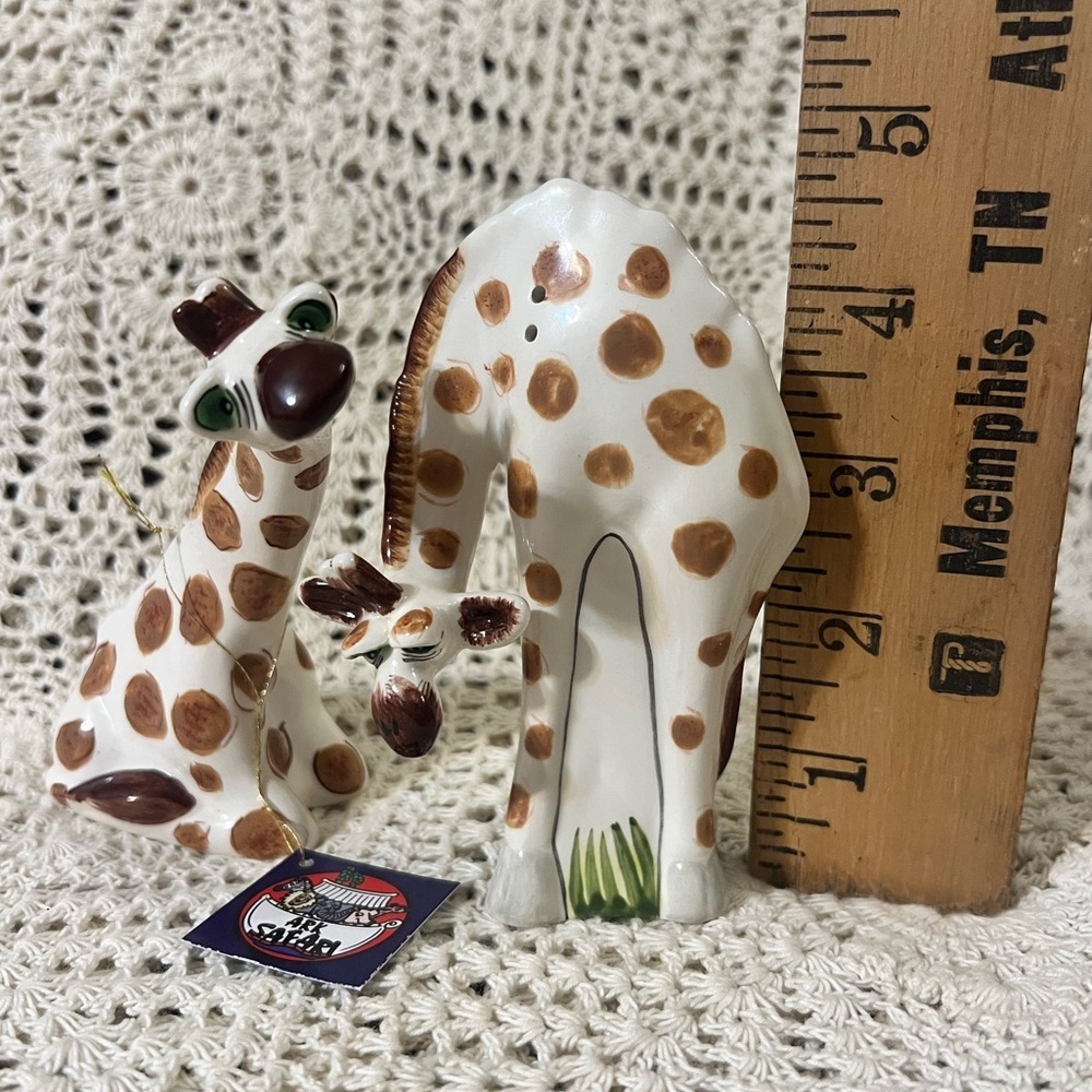 Ark Safari Lynda Corneille
Giraffes Salt & Pepper
Shakers NEW 2013 - Picture 4 of 6